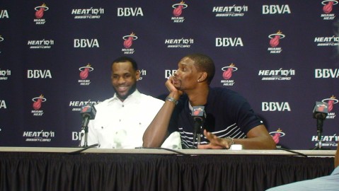 回看波什当年深情凝望詹姆斯这一幕再看如今各自人生不禁唏嘘