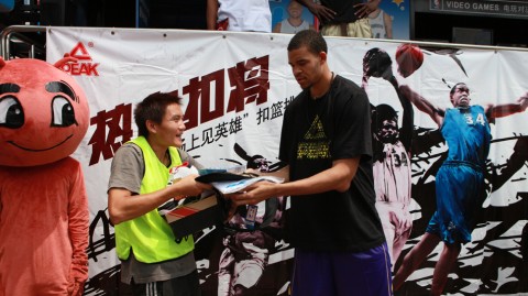 从篮球大篷车到CBA赛场：贾维尔·麦基与中国球迷的十五年情缘