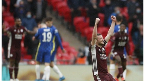 标题（25字）：斯洛特批上半场未达水平 下半场回勇