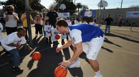 从“给力芬”到解说席白魔兽：回顾格里芬十五年前那场温暖人心的校园之行
